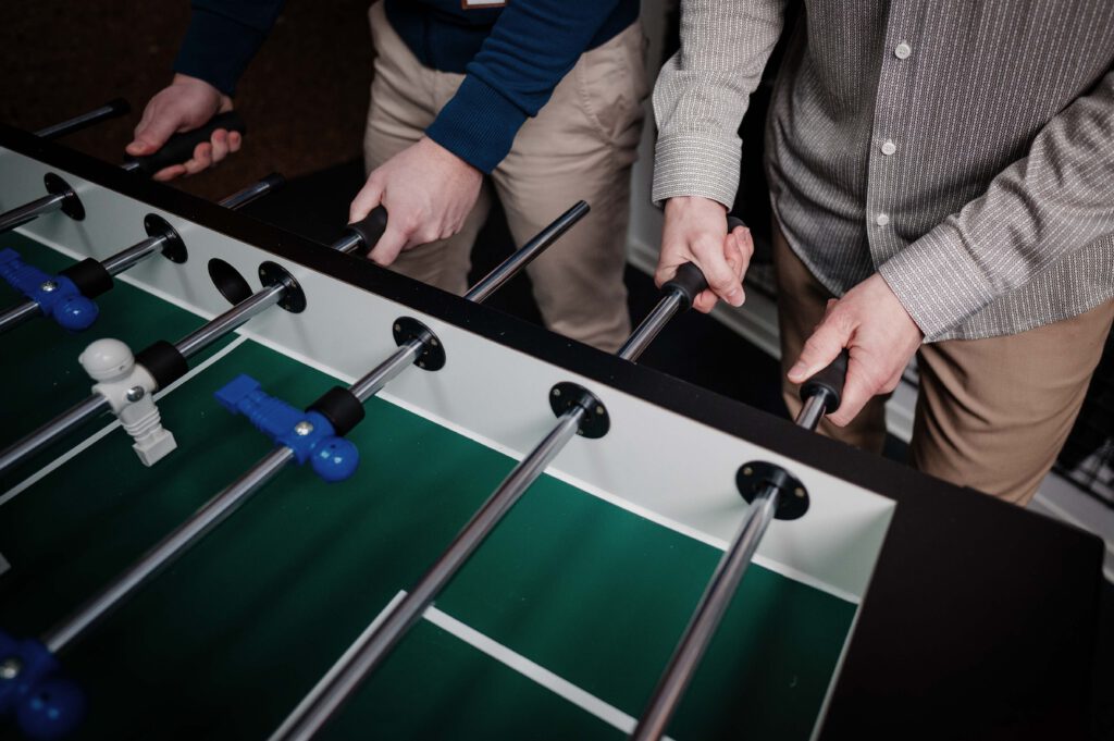 Benefits mit Kicker, Dart, Kaffee, Brot, Müsli, Obst