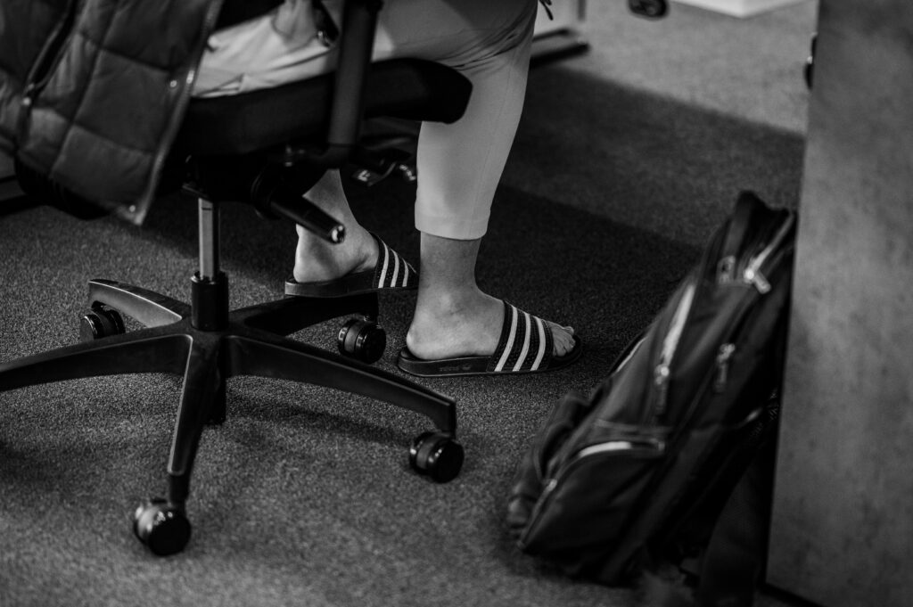 Auch Badelatschen sind im Office in Paderborn möglich, wenn das Herz bei der Sache ist